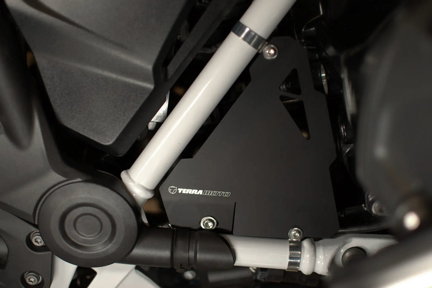 Terra Moto - Starter Guard BMW R1200 & R1250 GS and GS Adventure Front view Webp anodized aluminum protection motorcycle parts